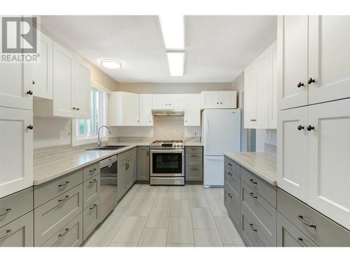 2472 Smid Road, West Kelowna, BC - Indoor Photo Showing Kitchen