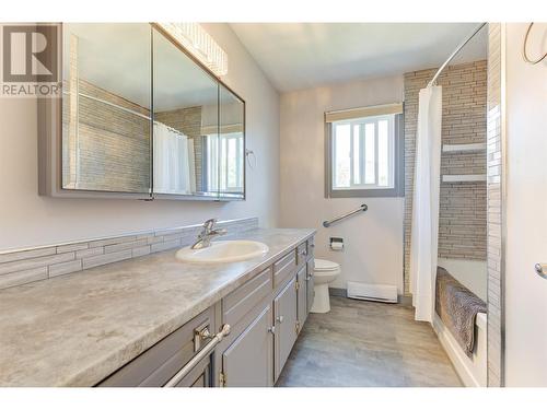 2472 Smid Road, West Kelowna, BC - Indoor Photo Showing Bathroom