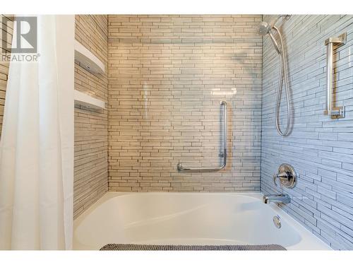 2472 Smid Road, West Kelowna, BC - Indoor Photo Showing Bathroom