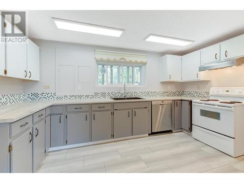 2472 Smid Road, West Kelowna, BC - Indoor Photo Showing Kitchen