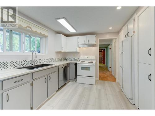 2472 Smid Road, West Kelowna, BC - Indoor Photo Showing Kitchen With Double Sink