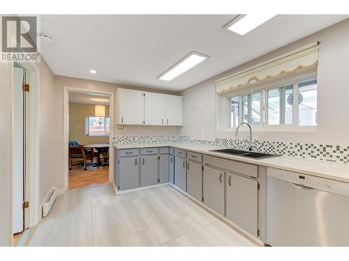 2472 Smid Road, West Kelowna, BC - Indoor Photo Showing Kitchen With Double Sink