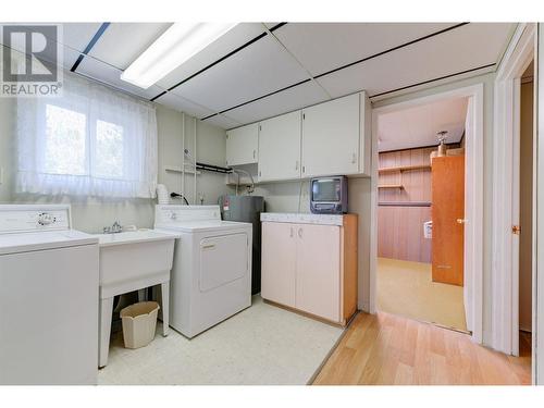 2472 Smid Road, West Kelowna, BC - Indoor Photo Showing Laundry Room