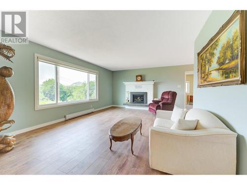 2472 Smid Road, West Kelowna, BC - Indoor Photo Showing Living Room With Fireplace