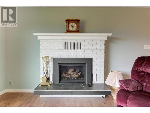 2472 Smid Road, West Kelowna, BC - Indoor Photo Showing Living Room With Fireplace