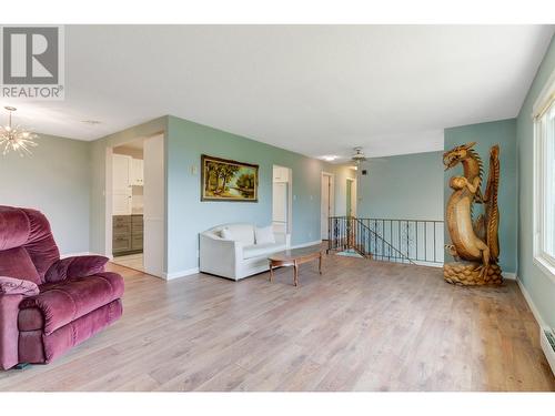 2472 Smid Road, West Kelowna, BC - Indoor Photo Showing Living Room