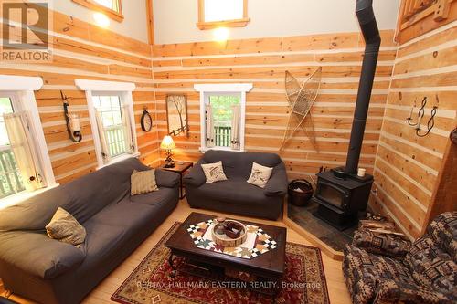 486 Belmont 7Th Line S, Havelock-Belmont-Methuen, ON - Indoor Photo Showing Living Room