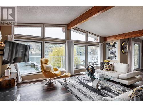 8291 Okanagan Landing Road, Vernon, BC - Indoor Photo Showing Living Room