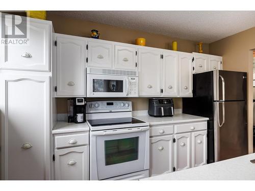 8291 Okanagan Landing Road, Vernon, BC - Indoor Photo Showing Kitchen