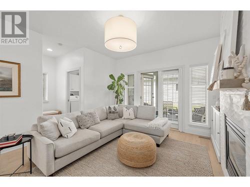 336 Mccarren Avenue, Kelowna, BC - Indoor Photo Showing Living Room