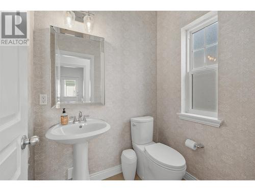 336 Mccarren Avenue, Kelowna, BC - Indoor Photo Showing Bathroom