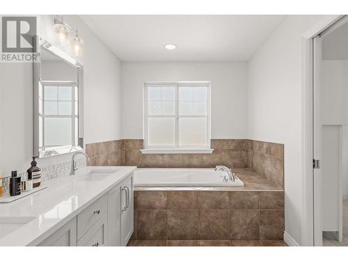 336 Mccarren Avenue, Kelowna, BC - Indoor Photo Showing Bathroom