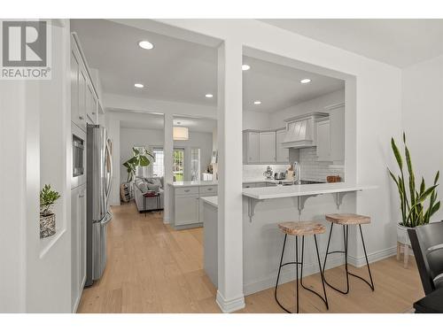 336 Mccarren Avenue, Kelowna, BC - Indoor Photo Showing Kitchen With Upgraded Kitchen