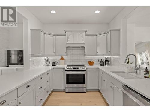 336 Mccarren Avenue, Kelowna, BC - Indoor Photo Showing Kitchen