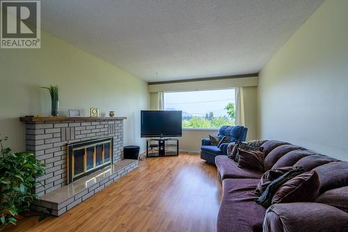 925 Serle Road, Kamloops, BC - Indoor Photo Showing Living Room With Fireplace