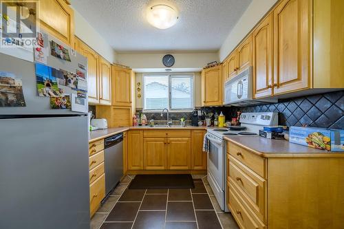 925 Serle Road, Kamloops, BC - Indoor Photo Showing Kitchen With Double Sink