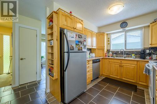 925 Serle Road, Kamloops, BC - Indoor Photo Showing Kitchen With Double Sink