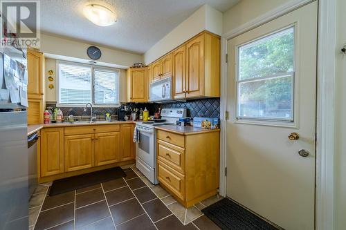 925 Serle Road, Kamloops, BC - Indoor Photo Showing Kitchen With Double Sink