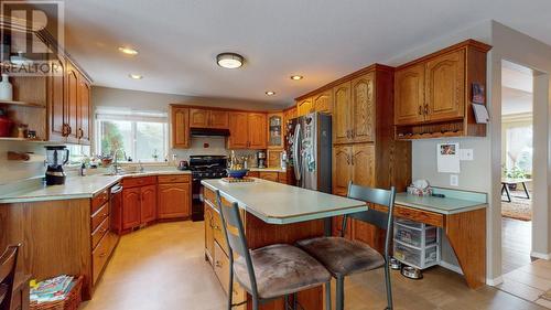 519 31St  S Avenue, Cranbrook, BC - Indoor Photo Showing Kitchen With Double Sink