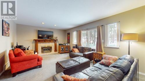 519 31St  S Avenue, Cranbrook, BC - Indoor Photo Showing Living Room With Fireplace