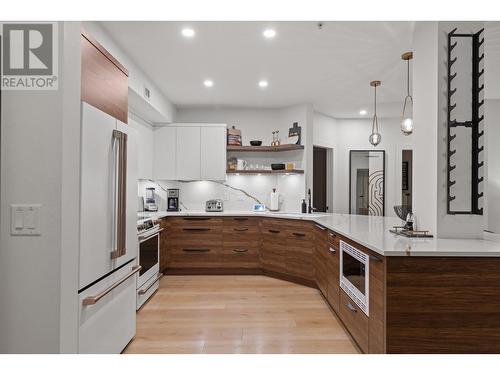 1088 Sunset Drive Unit# 108, Kelowna, BC - Indoor Photo Showing Kitchen With Upgraded Kitchen