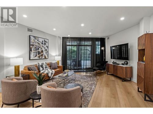 1088 Sunset Drive Unit# 108, Kelowna, BC - Indoor Photo Showing Living Room