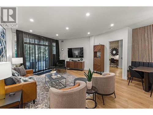 1088 Sunset Drive Unit# 108, Kelowna, BC - Indoor Photo Showing Living Room