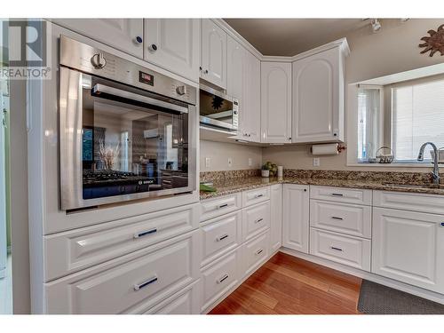 2642 Golf View Place, Blind Bay, BC - Indoor Photo Showing Kitchen