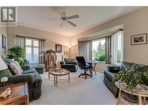 2642 Golf View Place, Blind Bay, BC - Indoor Photo Showing Living Room