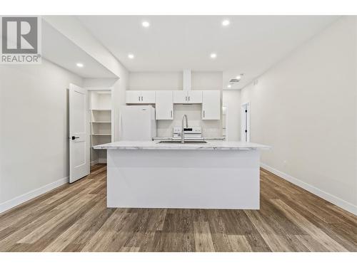 2991 27 Street Ne, Salmon Arm, BC - Indoor Photo Showing Kitchen