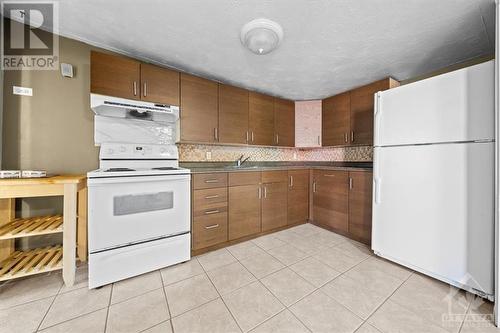 137 Elm Street, Ottawa, ON - Indoor Photo Showing Kitchen