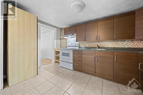 137 Elm Street, Ottawa, ON - Indoor Photo Showing Kitchen