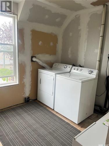 372 Ominica Street E, Moose Jaw, SK - Indoor Photo Showing Laundry Room