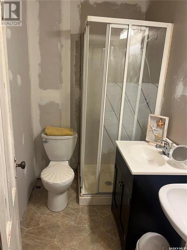 372 Ominica Street E, Moose Jaw, SK - Indoor Photo Showing Bathroom