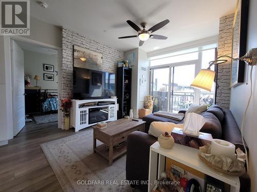 B401 - 271 Sea Ray Avenue, Innisfil, ON - Indoor Photo Showing Living Room