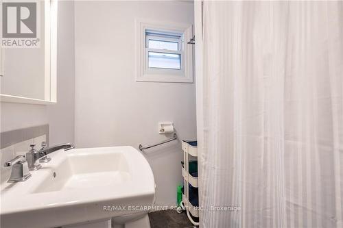 144 Dufferin Street E, St. Catharines, ON - Indoor Photo Showing Bathroom