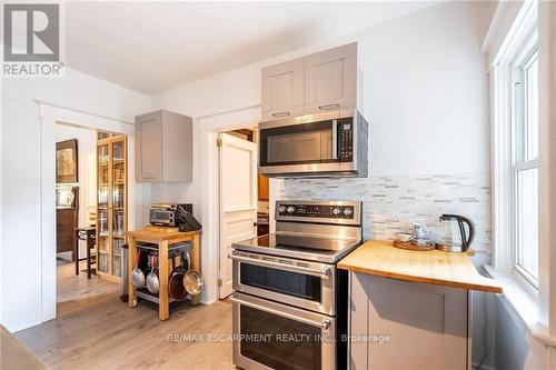 144 Dufferin Street E, St. Catharines, ON - Indoor Photo Showing Kitchen