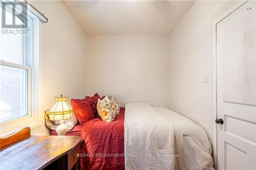 144 Dufferin Street E, St. Catharines, ON - Indoor Photo Showing Bedroom