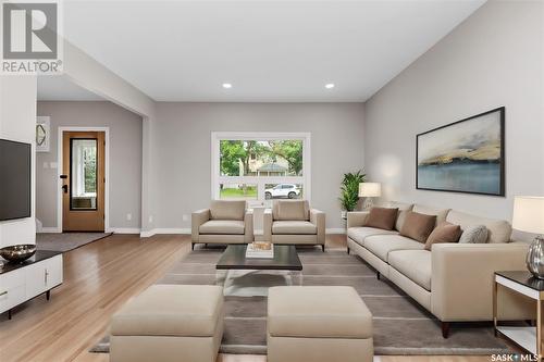 329 Hochelaga Street W, Moose Jaw, SK - Indoor Photo Showing Living Room