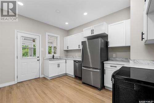 329 Hochelaga Street W, Moose Jaw, SK - Indoor Photo Showing Kitchen