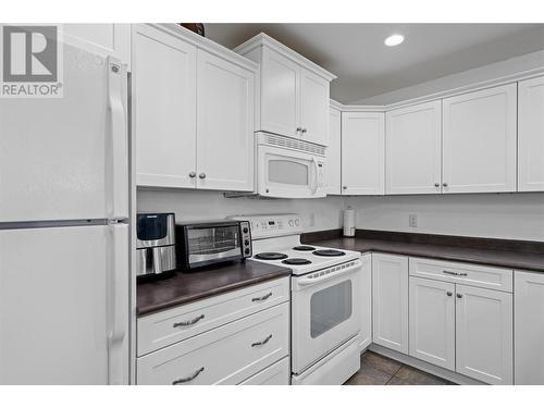 345 Mills Road Unit# 305, Kelowna, BC - Indoor Photo Showing Kitchen