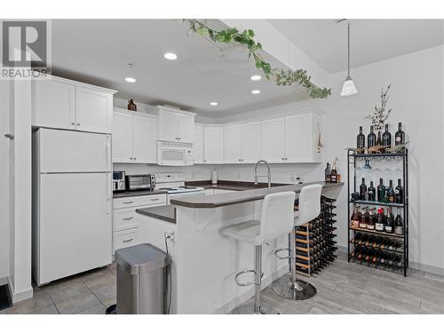 345 Mills Road Unit# 305, Kelowna, BC - Indoor Photo Showing Kitchen