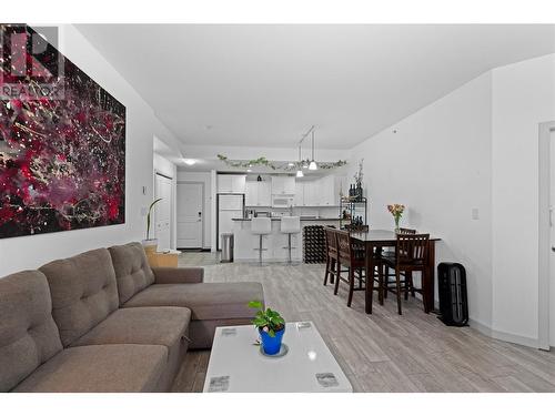 345 Mills Road Unit# 305, Kelowna, BC - Indoor Photo Showing Living Room