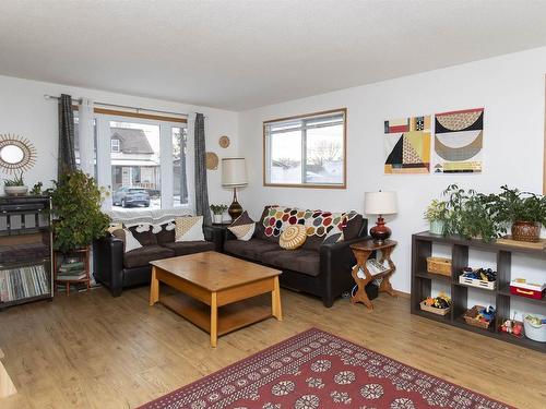 110 Empress Avenue S, Thunder Bay, ON - Indoor Photo Showing Living Room