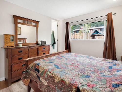 2413 Nechako Drive, Kamloops, BC - Indoor Photo Showing Bedroom