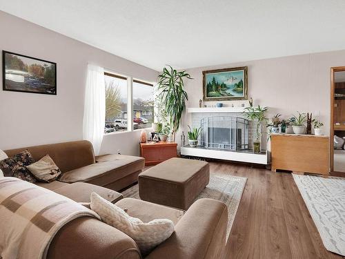 2413 Nechako Drive, Kamloops, BC - Indoor Photo Showing Living Room With Fireplace