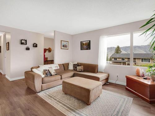 2413 Nechako Drive, Kamloops, BC - Indoor Photo Showing Living Room