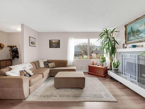 2413 Nechako Drive, Kamloops, BC - Indoor Photo Showing Living Room With Fireplace