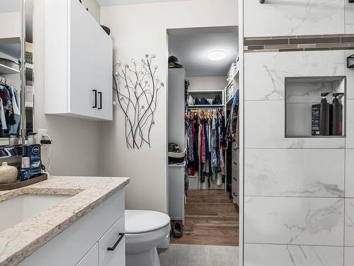 4943 Reighmount Place, Kamloops, BC - Indoor Photo Showing Bathroom