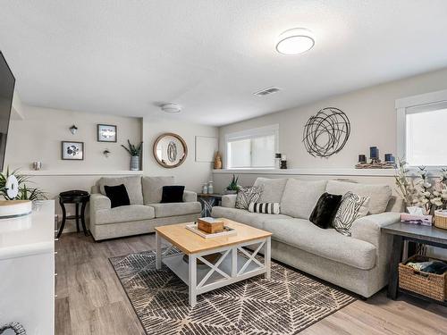 4943 Reighmount Place, Kamloops, BC - Indoor Photo Showing Living Room